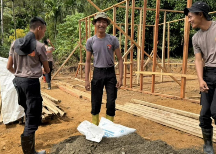 Brimob Polda Sumsel Bangun Huntara dan Bersihkan Fasilitas Umum di Gayo Lues