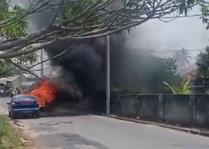 Mobil Sedan Timor Terbakar di Jalan Kemala Kota Prabumulih, Pengendara Panik Dengar Letusan