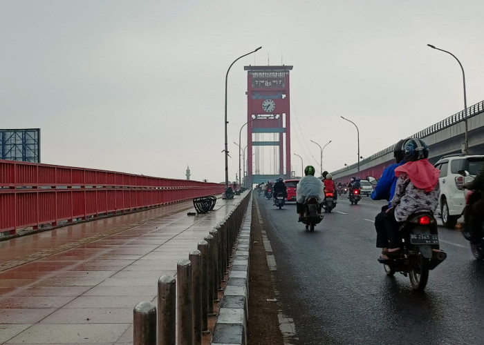 Meski Diguyur Hujan Pagi Hari, Kabut Asap Masih Kepung  Kota Palembang 