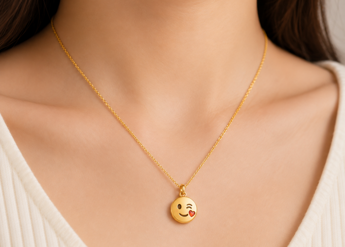 Tampil Beda dengan Koleksi Perhiasan Emas Berdesain Emoji yang Menggemaskan