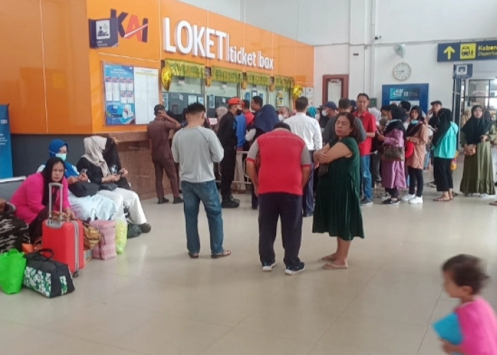 Sepekan Setelah Lebaran, Arus Balik di Stasiun KA Kertapati Palembang Masih Ramai