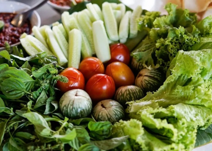 Aneka Lalapan Khas Palembang yang Segar, Sederhana, dan Jadi Pelengkap Hidangan Ikan