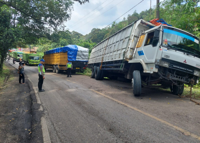 Truk Angkutan Batubara Patah As Roda, Warga Terjebak Macet Belasan Jam di Jalinteng Sumatera