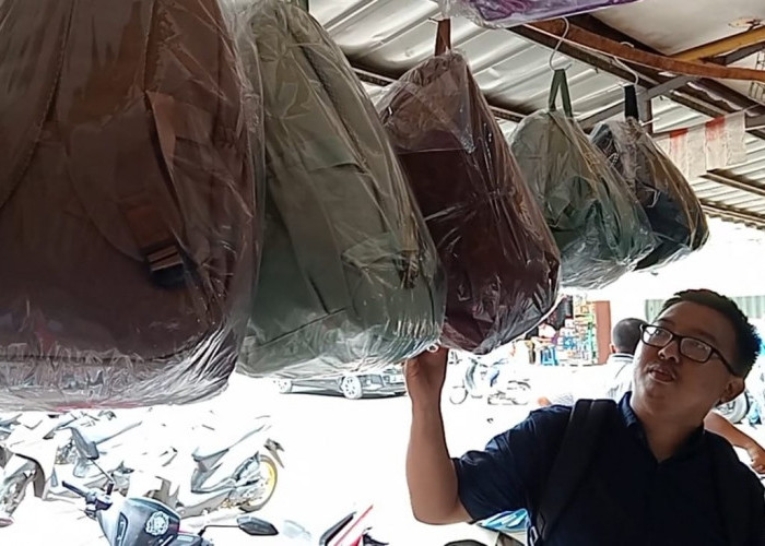 Penjulan Sepatu dan Tas Tahun Ajaran Baru Meningkat 100 Persen di Muara Enim