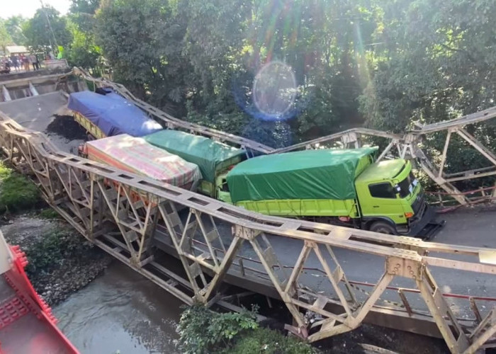 Angkutan Batu Bara Robohkan Jembatan, Empat Dump Truk Terjebak 