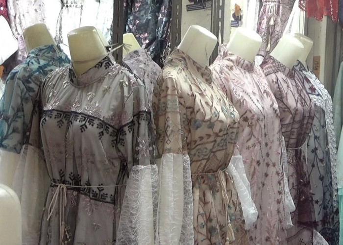 Pakaian Binor Jadi Buruan Warga di Pasar 16 Ilir Palembang