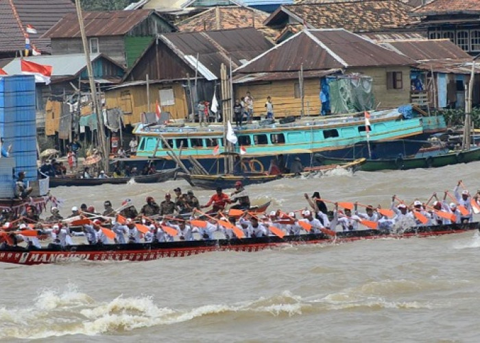 Parade Perahu Hias dan Lomba Bidar di Sungai Musi Palembang Meriahkan HUT Ke-78 Kemerdekaan RI