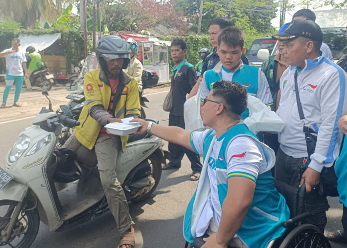 Atlet Disabilitas Sumsel Berbagi Kepada Pengguna Jalan Khususnya Ojol