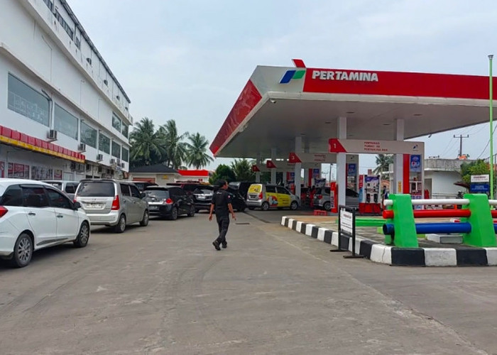 Suasana SPBU 24-30-175 Jakabaring Terpantau Normal, Antrean Kendaraan Tak Terlalu Padat