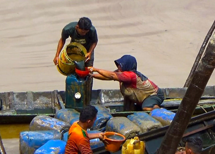 Tak Hiraukan Bahaya, Warga Tetap Peras Minyak Mentah Semburan Illegal Drilling di Sungai Parung Musi Banyuasin