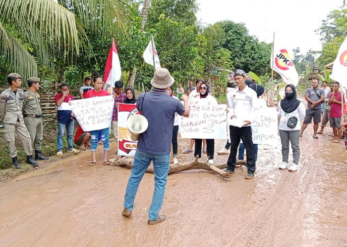 Masyarakat Blokade Jalan Sebagai Bentuk Protes Terhadap Pemerintah