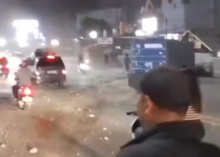 Truk Tronton Diduga Ngebut Tabrak Sejumlah Kendaraan di Jalan Demang Lebar Daun Palembang