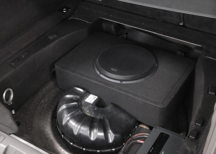 Mengoptimalkan Audio Kendaraan dengan Instalasi Subwoofer dan Soundproofing pada Range Rover Sport SVR