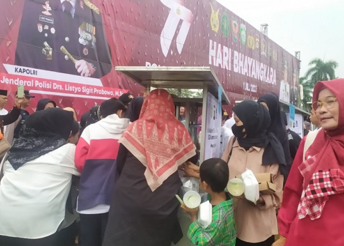 30 Gerobak Makanan dan Minuman Gratis di Hari Bhayangkara Ke-77 Diserbu Warga Palembang