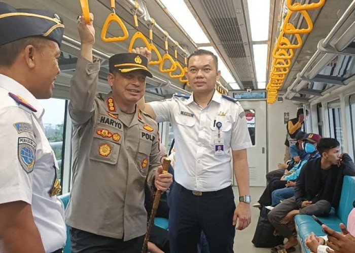 Antusias Masyarakat Naik LRT Gratis Bersama Kapolrestabes Palembang di Hari Bhayangkara Ke-77