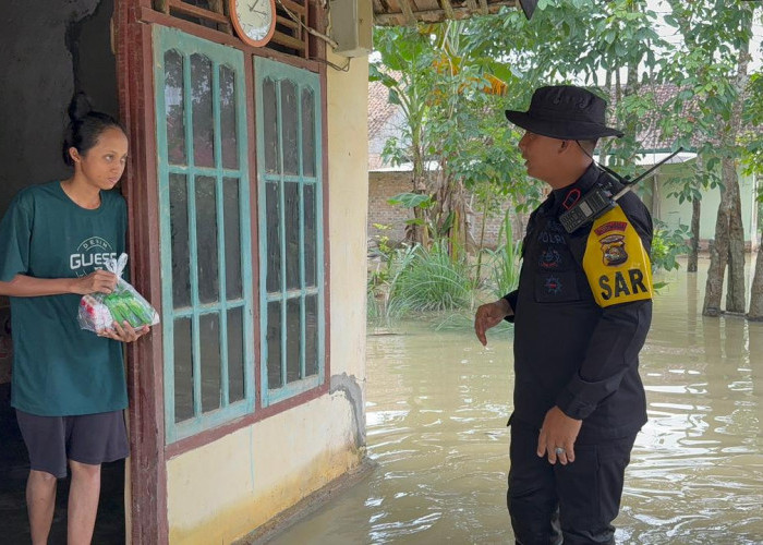 Banjir Landa Desa Tebing Sulu OKI, Brimob Polda Sumsel Evakuasi Warga