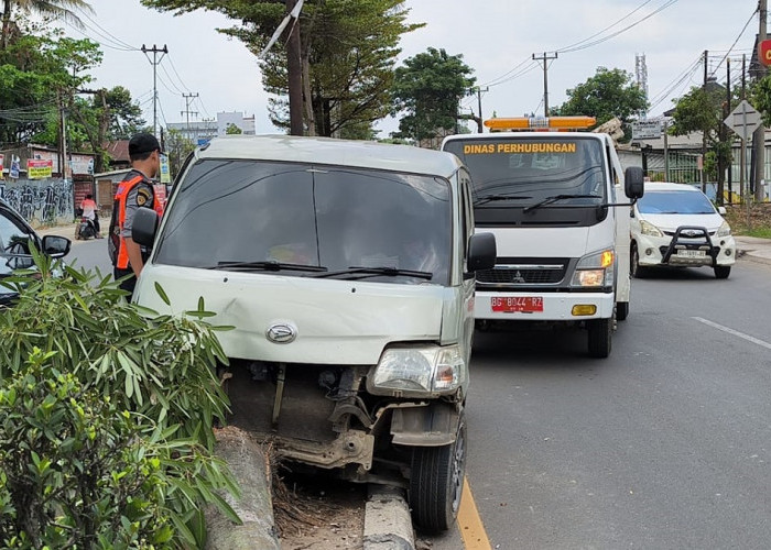 Diduga Sang Sopir Mengantuk, Mobil Daihatsu Gran Max Tabrak Median Jalan dan Pohon