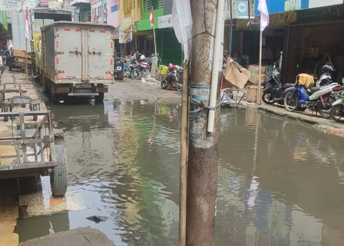 Pedagang Keluhkan Jalan Purba di Pasar 16 Ilir Palembang Masih Tergenang Air