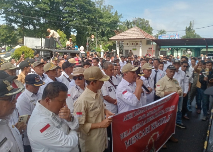 Putusan Tipiring untuk Pelaku Pemukulan Kades di Muara Enim Demo Pengadilan 