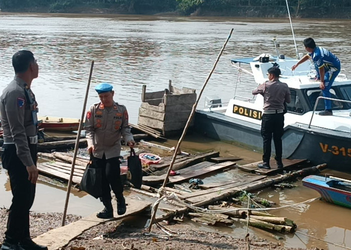 Kapolres Muba Gelar Patroli Air di Sungai Musi sekaligus Bagikan Baksos kepada Nelayan