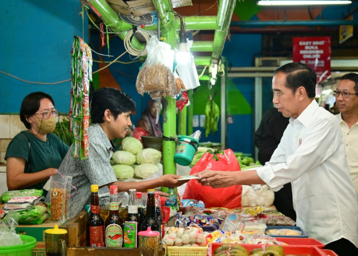 Presiden Jokowi Pastikan Stok Beras Cukup, Harga Komoditas Pangan Menurun di Pasar Jatinegara