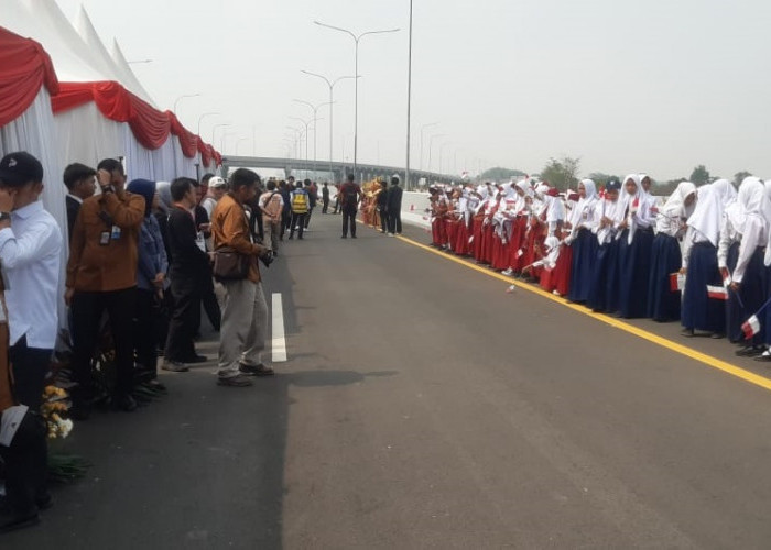Pelajar SD dan SMP Siap Sambut Presiden Jokowi di Jalan Tol Indralaya-Prabumulih