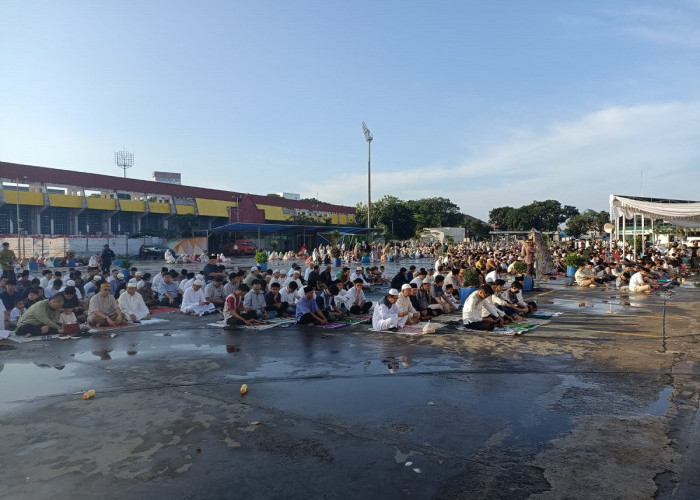  Ribuan Umat Muslim Padati Lapangan Parkir PS X Mall Gelar Sholat ID Berjamaah
