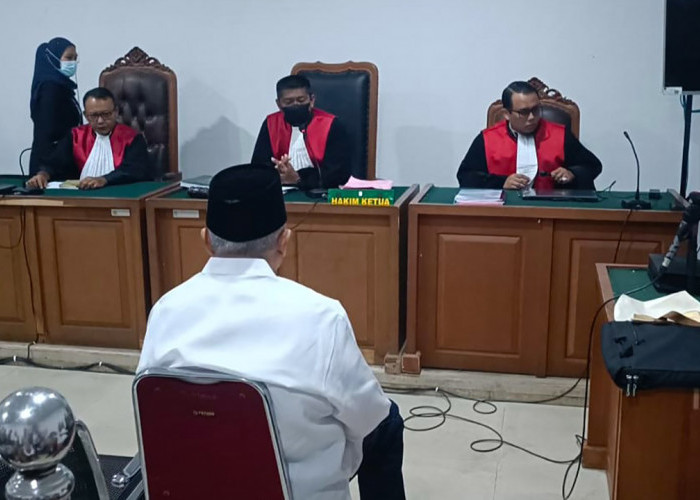 Terdakwa Alex Noerdin Tampak Lusuh dengar Hakim Tolak Eksepsi Dugaan Korupsi Pasar Cinde