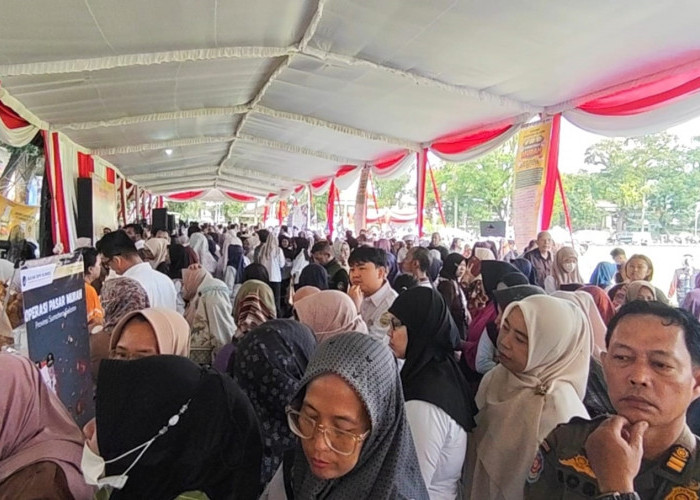 Warga Serbu Telur Ayam Ras dan Cabai Merah di Pasar Murah