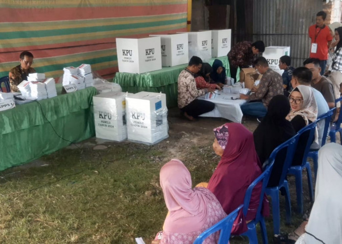 Antusiasme Warga di TPS 14 Indralaya Raya: Door Prize Membuat Pemilih Berduyun-duyun