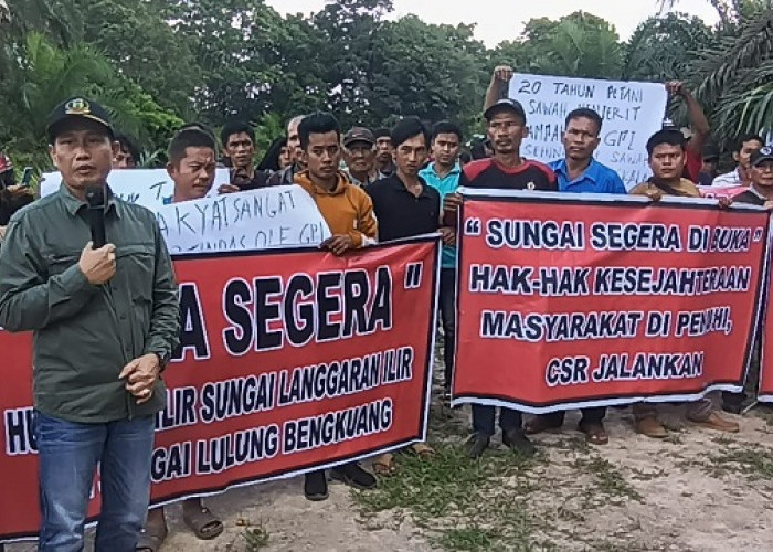 Warga Kecamatan Lawang Wetan Demonstrasi Tuntut PT GPI Buka Aliran Sungai yang Ditimbun