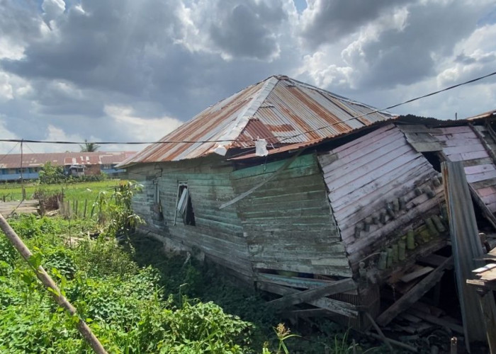 Rumah Warga di Kertapati Ambruk Diterpa Hujan Deras, Harapkan Bantuan !