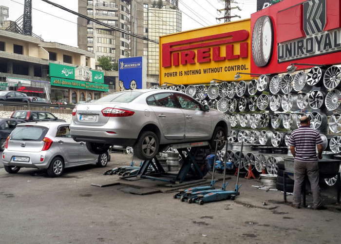 Cara Mudah Ganti Ban di Pinggir Jalan, Ikuti Langkah Aman Ini
