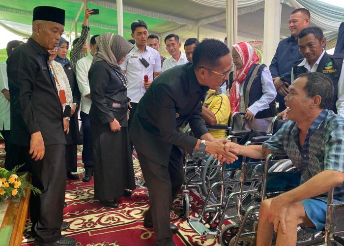 Pemkot Palembang Serahkan 150 Bantuan Kursi Roda dan Alat Bantu Dengar bagi Kaum Disabilitas dan Lansia