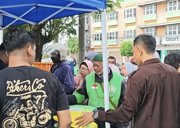 Harga Lebih Murah, Warga Antusias Antre Membeli Beras SPHP di Bulog Sukamaju