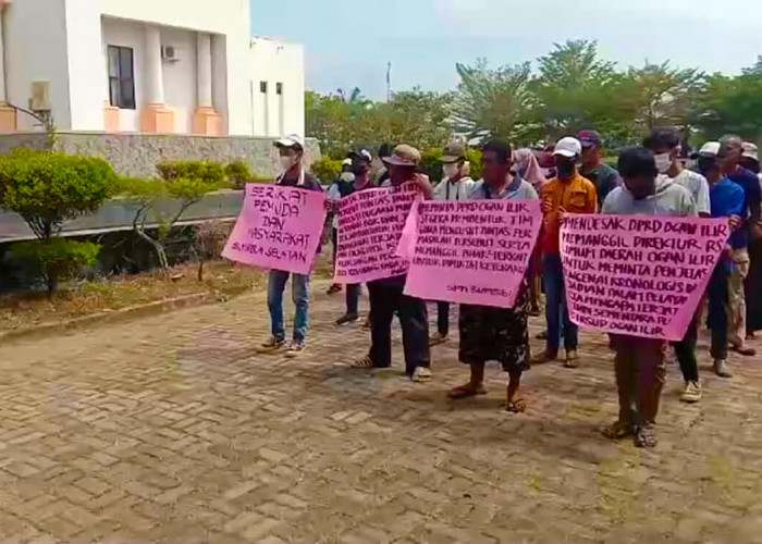 Massa Demonstran Tuntut Usut Dugaan Malapraktik Cuci Darah RSUD Ogan Ilir