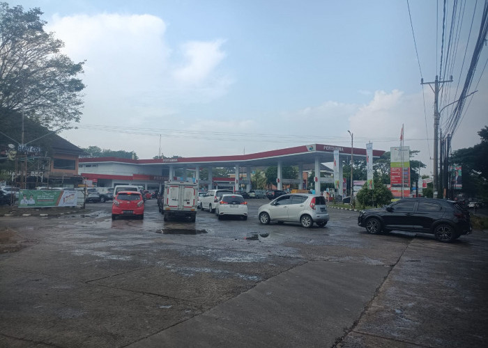 Antrean Pertalite Mengular di Palembang Usai Harga Pertamax Naik