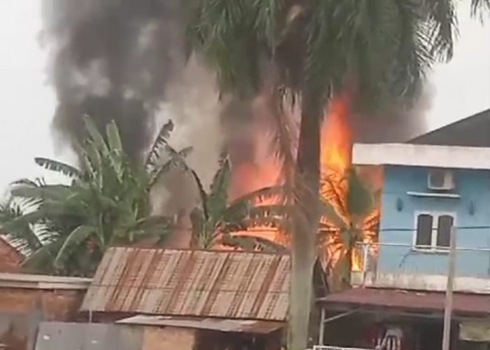 Kebakaran Hebat di Lorong Kedukan Bukit 2, Warga Panik dan Berusaha Padamkan Api