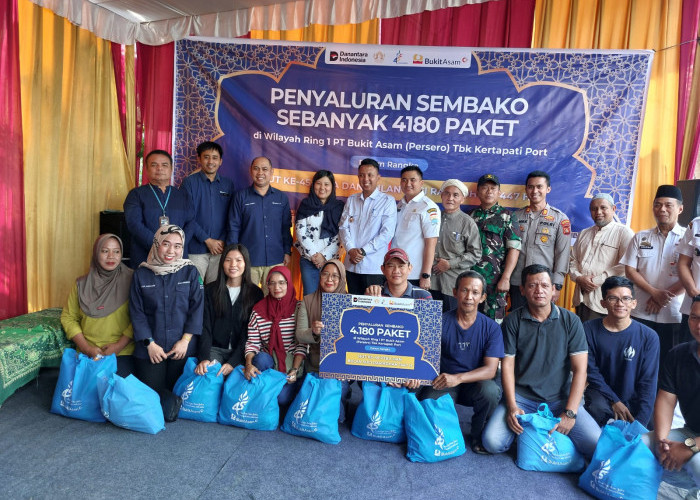 PT Bukit Asam Bagikan 4.180 Paket Sembako untuk Warga Ring Satu 