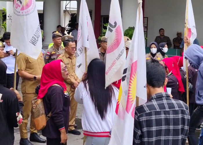 Puluhan Masyarakat Banyuasin Tuntut Perbaikan Jalan Rusak Parah