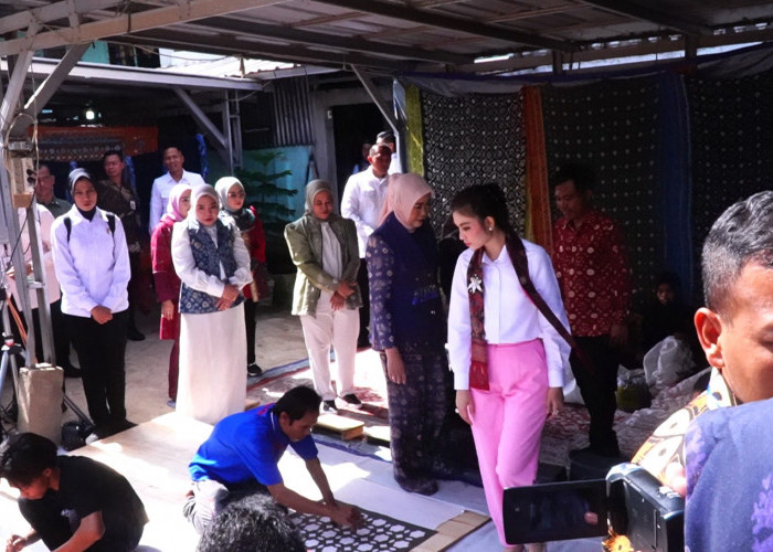 Dukung Perajin Lokal, Selvi Gibran Borong Kain Khas Sumsel