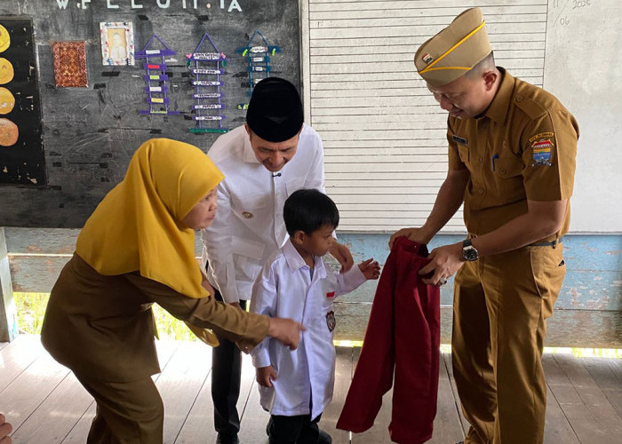 Walikota Palembang Mulai Pendistribusian Seragam Gratis Bagi Puluhan Ribu Pelajar