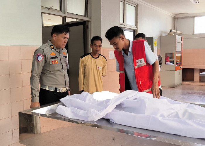 Hendak Menyeberang Jalan, Lansia Tanpa Identitas Tertabrak Pickup hingga Tewas