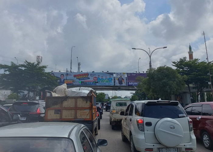 H-2 Pencoblosan, APK Caleg Masih Bertebaran di Jalan Protokol Kota Palembang