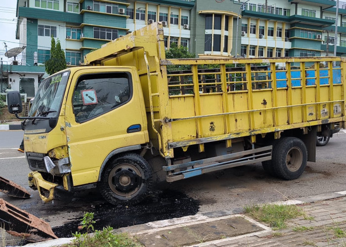 Sopir Microsleep, Truk Tabrak Pembatas Flyover di Simpang Bandara Palembang