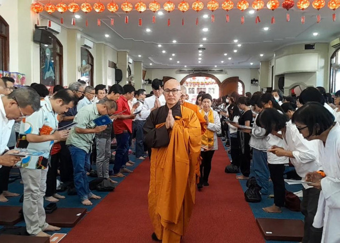 Ribuan Umat Buddha Ikuti Perayaan Tri Suci Waisak di Wihara Dharmakirti