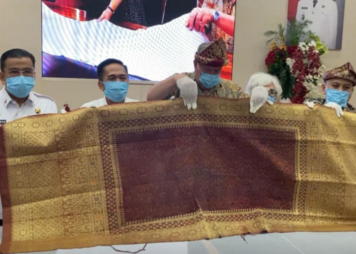 Wali Kota Palembang Terima hibah songket kuno dari warga Australia 