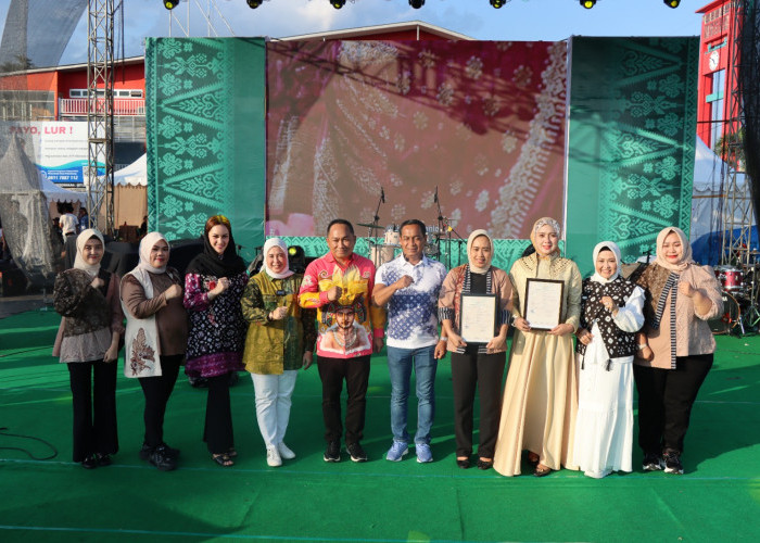 Kemenkum Sumsel Serahkan Sertifikat Hak Cipta Dua Motif Batik Milik LPP Palembang