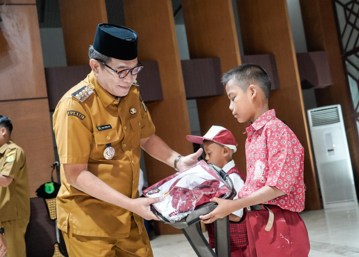 Peringati Hardiknas 2025, Pemkab Muba Genjot Pendidikan dan Bagikan Seragam Gratis