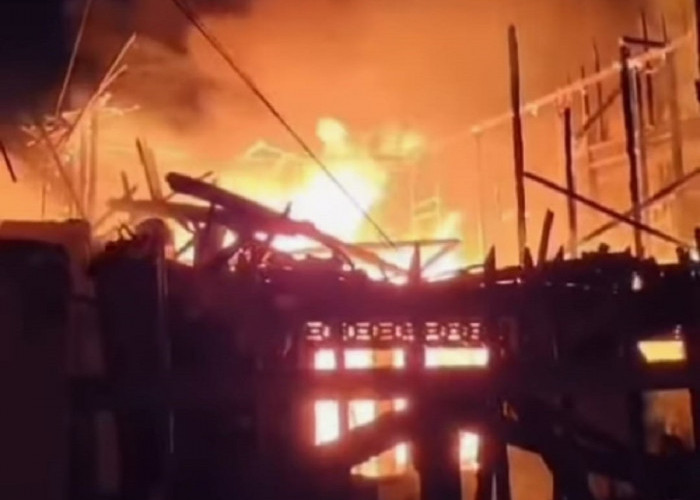 Kebakaran Hebat di Lorong Roda Palembang, 3 Rumah Hangus Terbakar